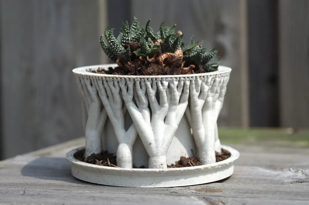 Tree support planter pot
