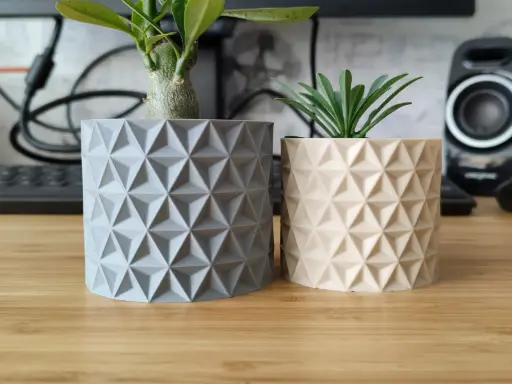 [Tradicional Triangle Plant Pot and Planter] مزهرية 